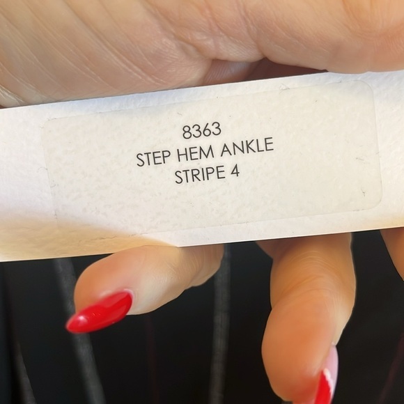 Estell & Finn Ankle Pants NWT Step Hem Pull-On Black Striped Size 4 - Picture 5 of 9